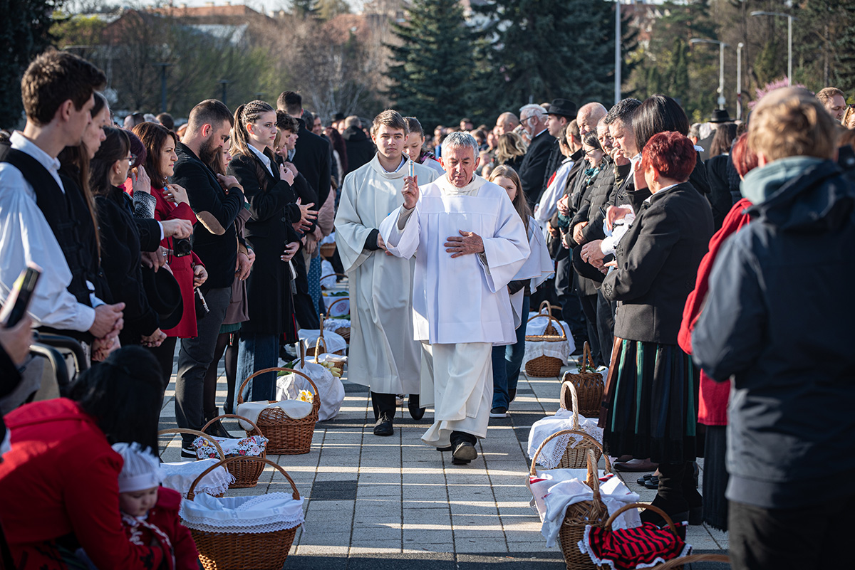 Húsvétvasárnapi eledelszentelés a Szabadság téren